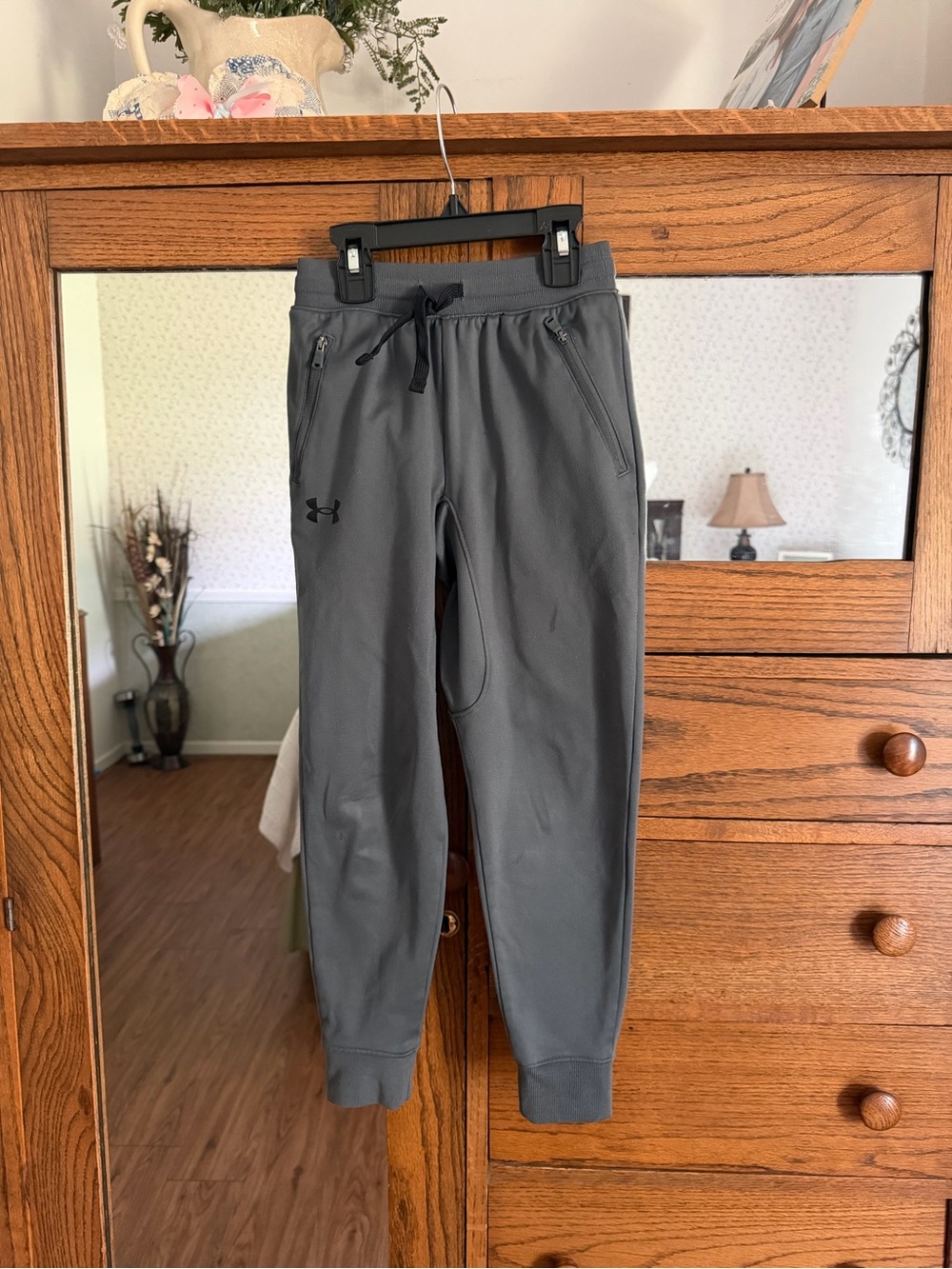 Under Armour Boys YXS Dark Gray Athletic Joggers with Zip Pockets